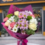 Renkli Papatyalar ve Beyaz Güller