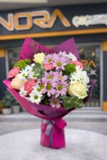 Renkli Papatyalar ve Beyaz Güller