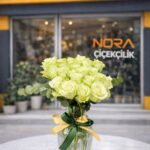 Çizgili Sürahi Vazoda 20 Adet Beyaz Gül