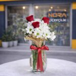 Kristal Vazoda Papatya ve Güller