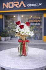 Kristal Vazoda Papatya ve Güller