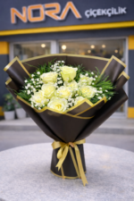 Siyah Bukette Beyaz Güller