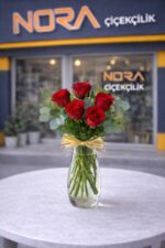 Kristal Vazoda 5 Kırmızı Gül