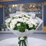 Gazete Buketinde Beyaz Papatyalar