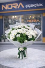 Gazete Buketinde Beyaz Papatyalar